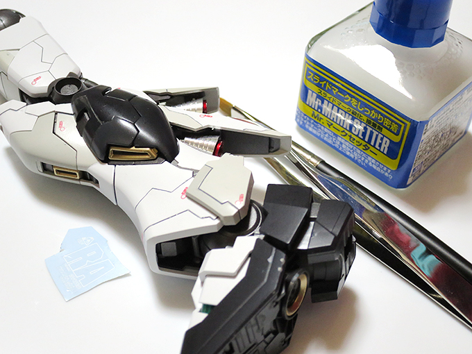 曲面や切れ目があるガンプラのデカールの貼り方