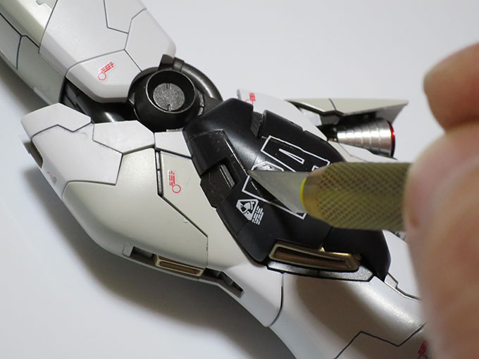 デザインナイフで切れ目を入れる