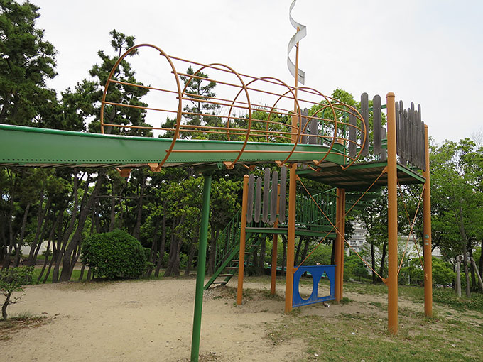 滑り台の最上部