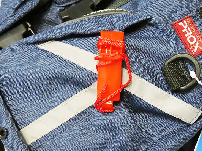 緊急時用ホイッスルも付属しています