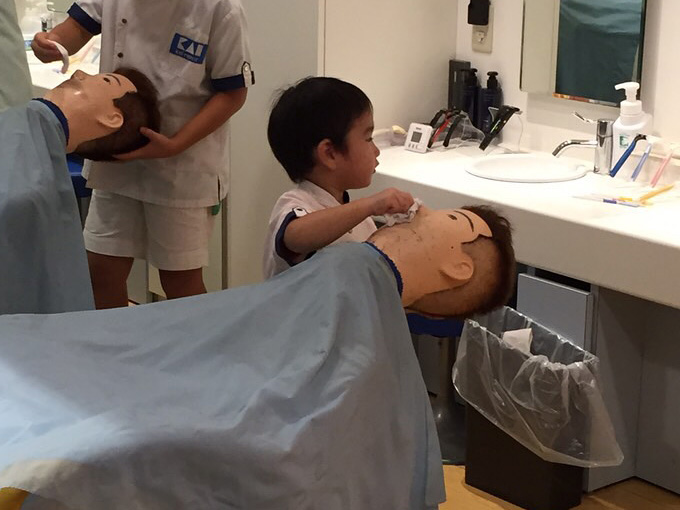 キッザニアの理容店を体験中