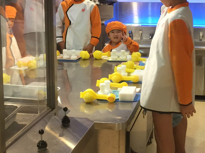 キッザニアの食品開発センターを体験中