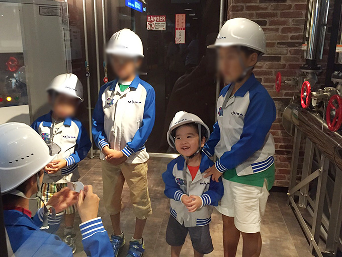 キッザニアのボイラ施設を体験中