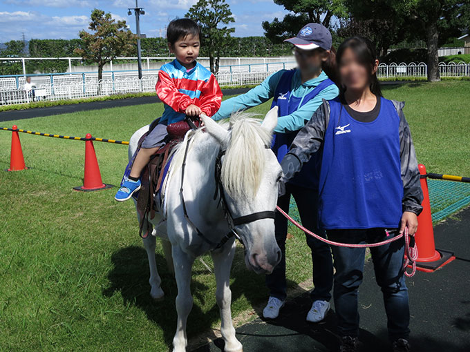 阪神競馬場のポニー乗馬体験中