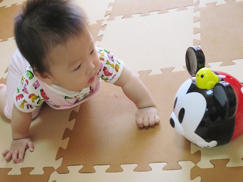 ハイハイ期の乳児が夢中になる玩具をプレゼント!