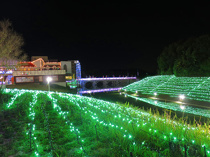 水路も綺麗にライトアップ