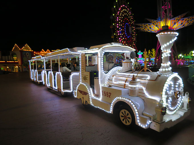 ロードトレインもライトアップ