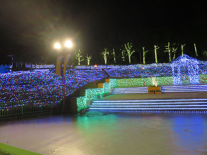 ライトアップされた広場