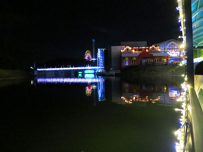 水面に反射する