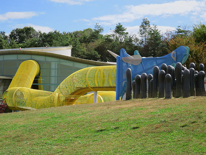 竜を思わせるチューブ型の遊具