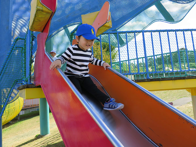 チューブ遊具の滑り台