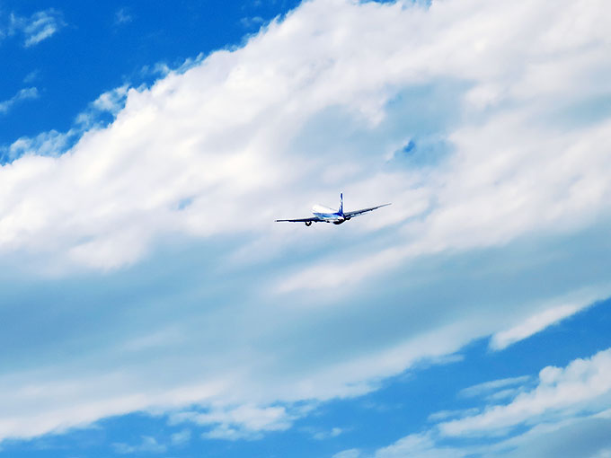 高松空港から飛び立つ飛行機