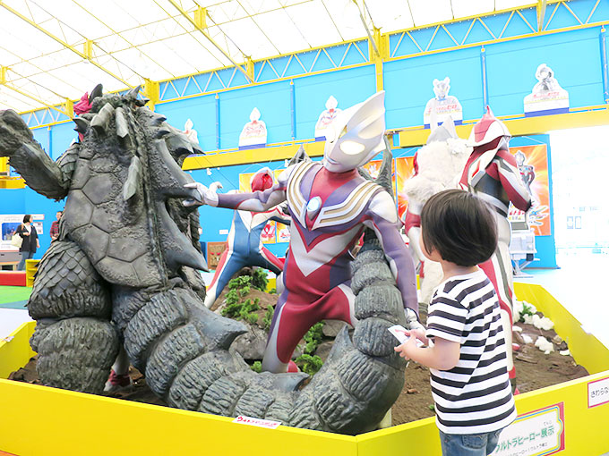 怪獣に興味津々