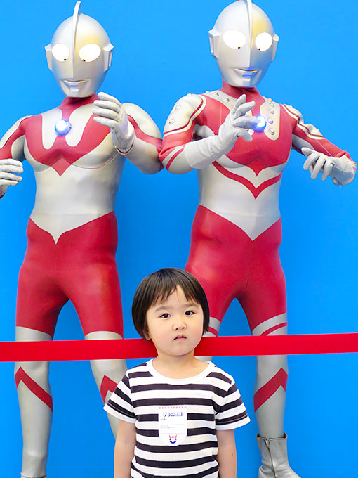 大好きなウルトラマンと記念撮影