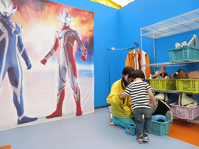 怪獣にお着替え中