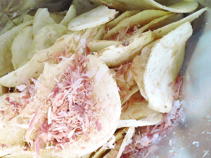 トッピングのかつお節を投入