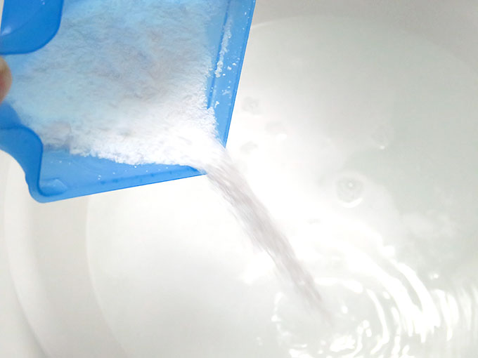 お湯の中へオキシクリーンを入れる