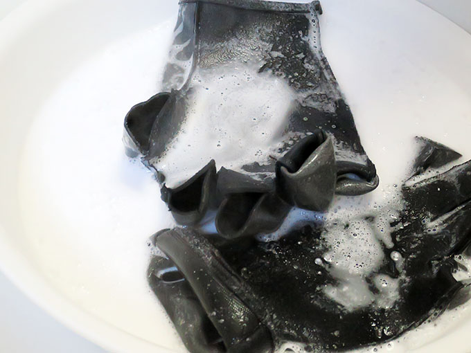 釣用グローブを浸け込む