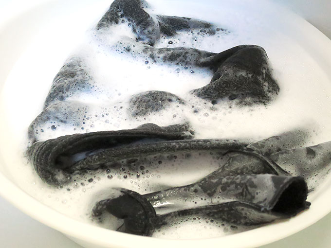 ついでに帽子も浸ける