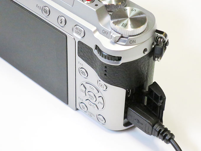 コードを繋いで充電