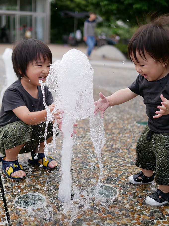 噴水で遊ぶ子供達