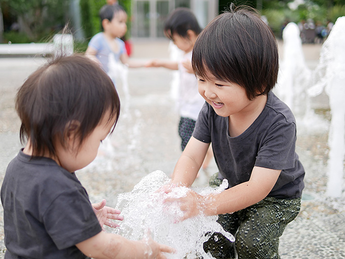 噴水で遊ぶ子供達