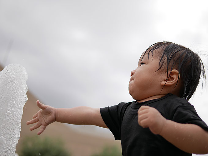 噴水で遊ぶ次男君