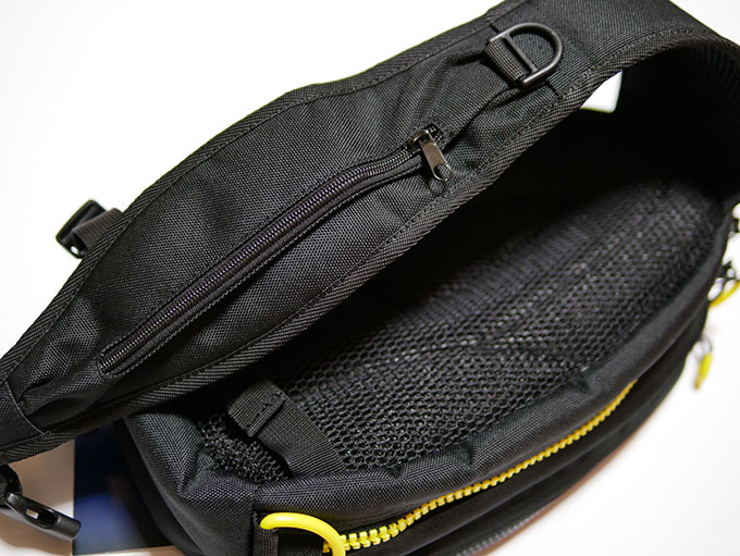 ショルダー部分のファスナー