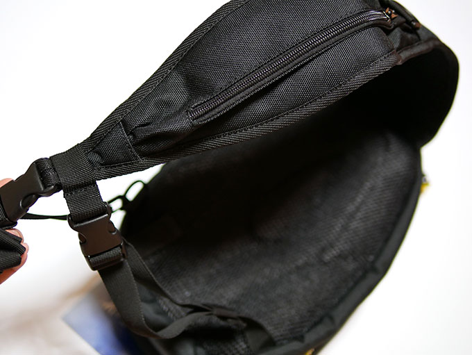 レッドムーンワンショルダーバッグⅢの裏面