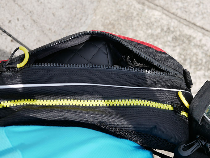 背中のバックを回して前面に