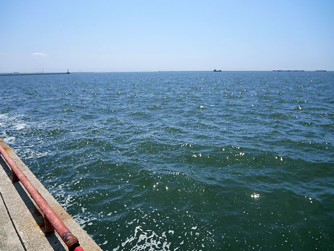 鳴尾の新波止が見えます