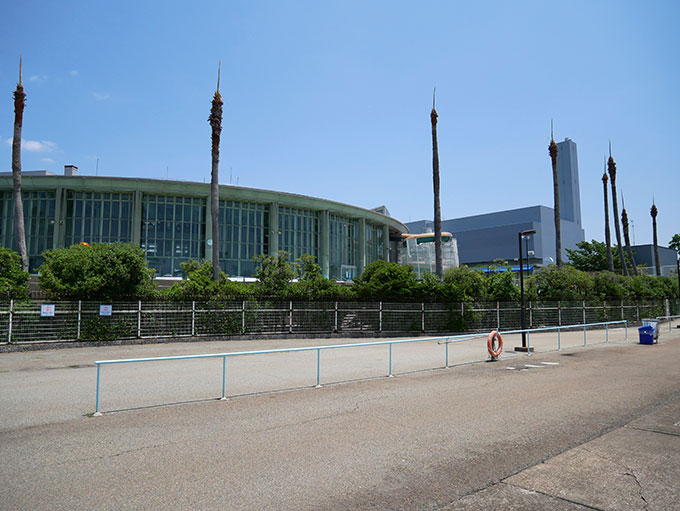 後ろにはリゾ鳴尾浜