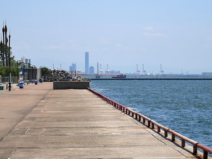 尼崎の海釣り公園と鳴尾の新波止が見えます