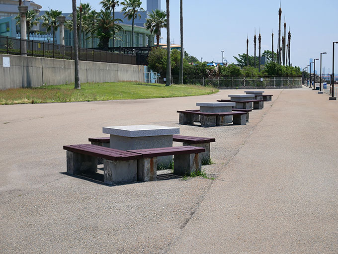 休憩が出来るテーブル席もあります