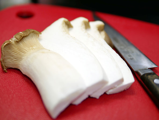 エリンギをスライスする