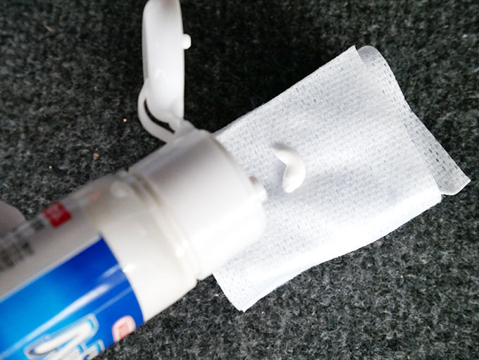 ヘッドライトクリアをペーパーに取り