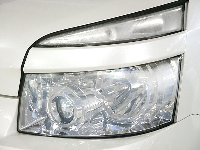 反対側のヘッドライトも綺麗にする