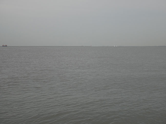 天気が急変し雨が降り出す