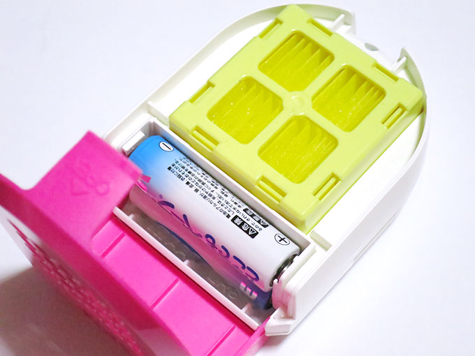 電池と虫除けの薬剤を入れる