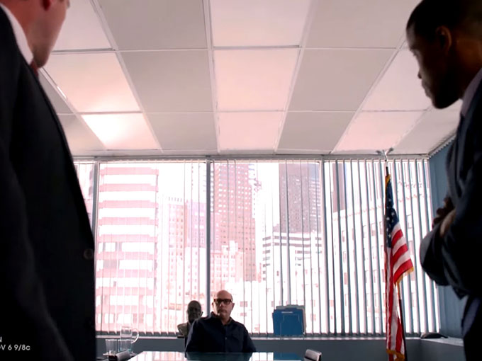 FBIでニールを救う計画中のモジー