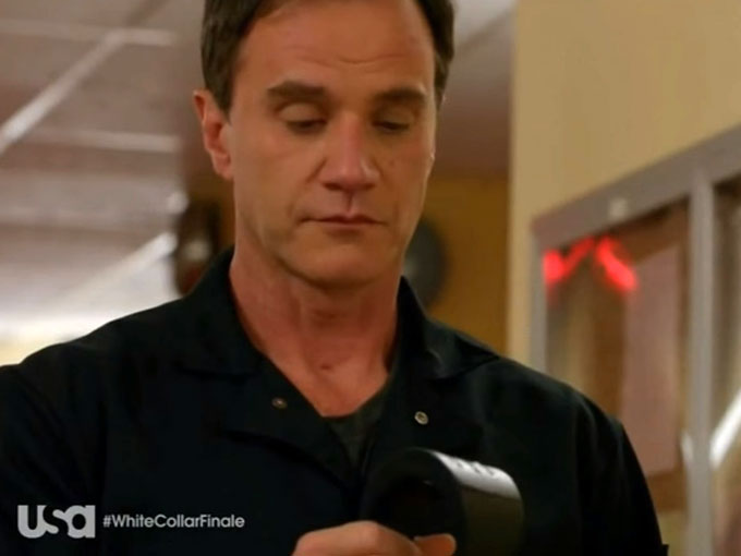 寂しそうに足かせを見つめるピーター