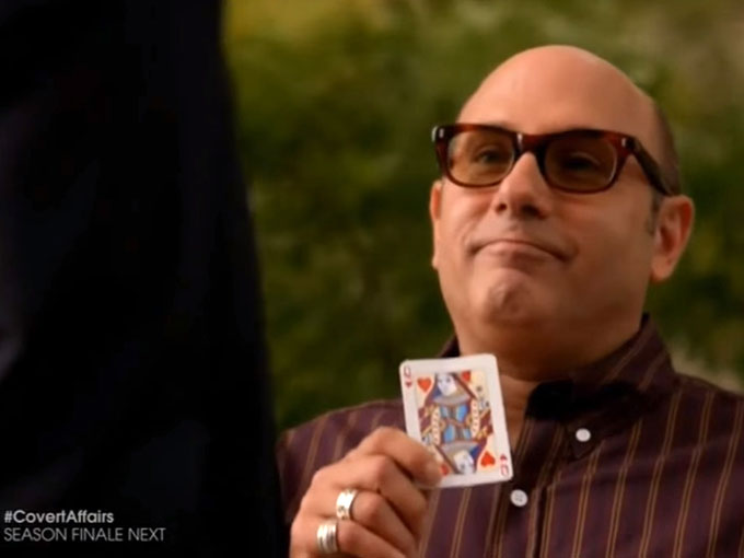 カードを懐かしむモジー