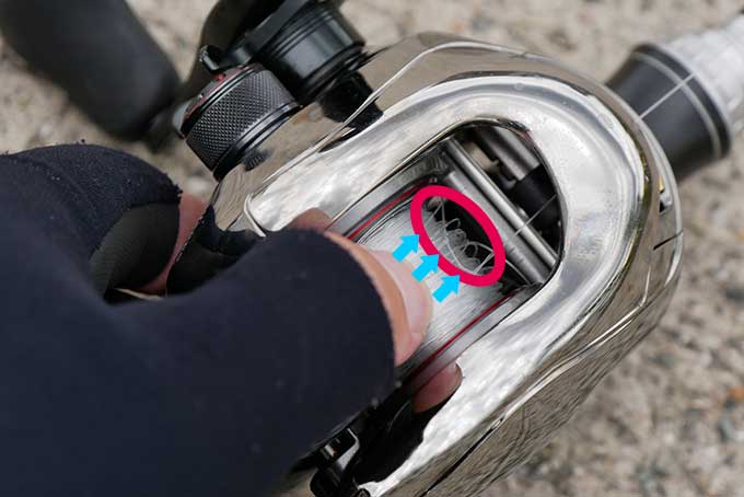 親指の爪を当てながら巻く