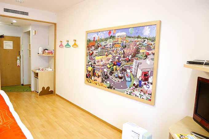 壁に掛かった大きな絵