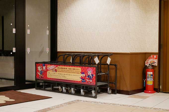 荷物を乗せるカート