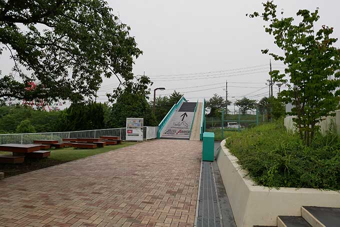 歩道橋を渡ってGPフィールドへ