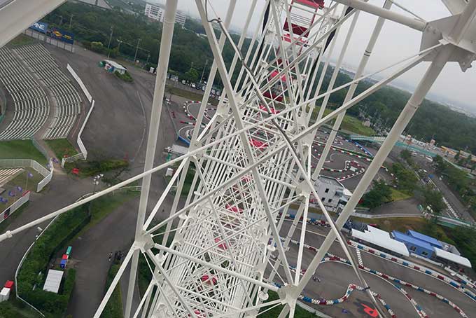 観覧車の頂点に近づきます