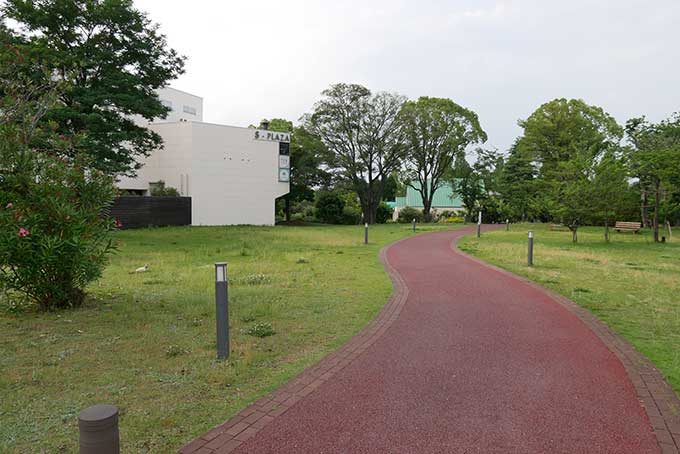 車に向かいます