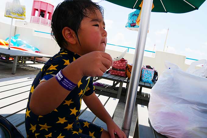 到着早々カレーを食べる
