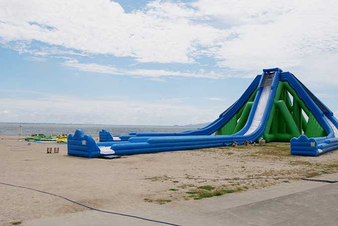 ビーチパークのモンスタースライダー